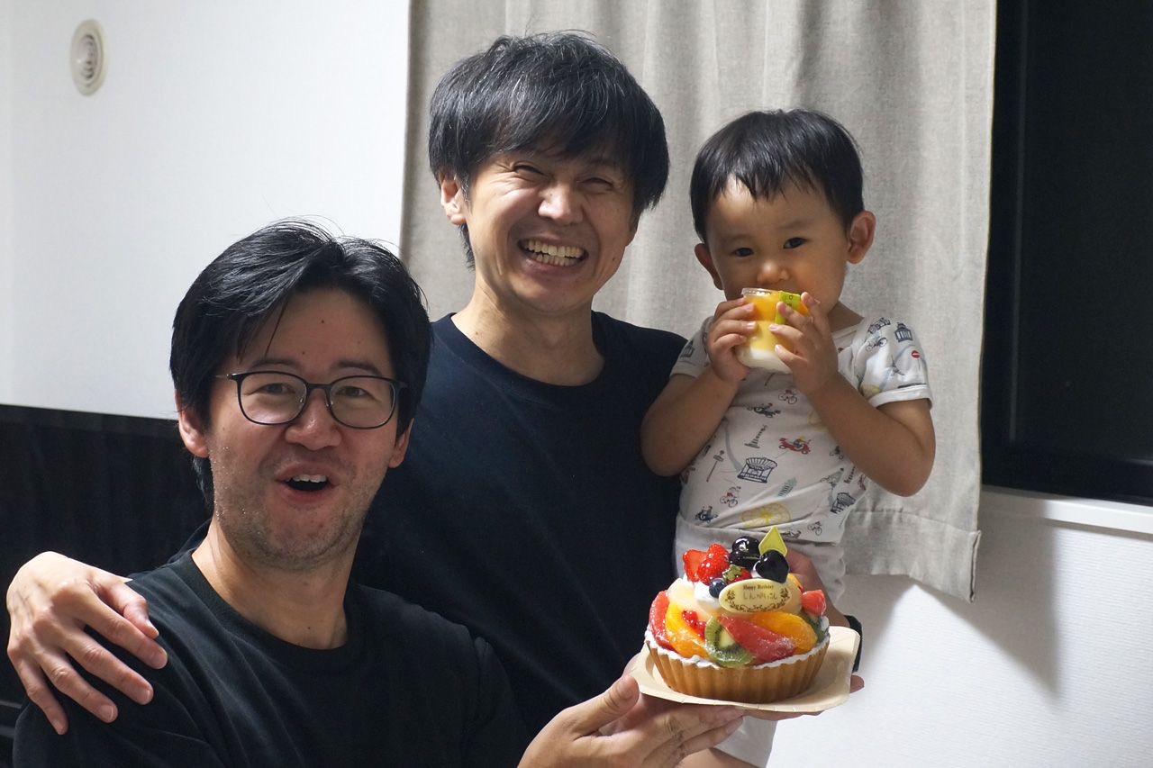 みなさま、広場前方の特設モニターをご覧ください