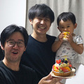 みなさま、広場前方の特設モニターをご覧ください