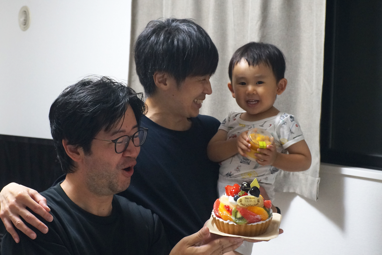 みなさま、広場前方の特設モニターをご覧ください